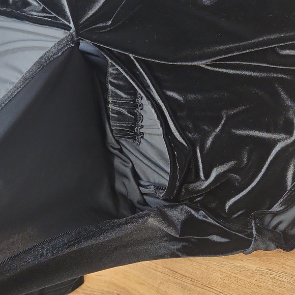 The Limited Black Velvet Plunging V-Neck, XL - Picture 12 of 12